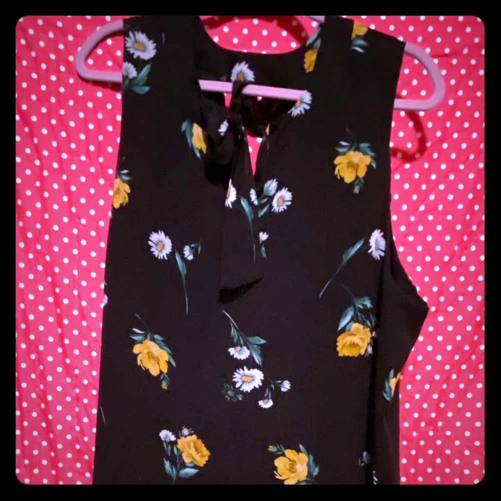 Torrid sleeveless floral blouse with tie in back.